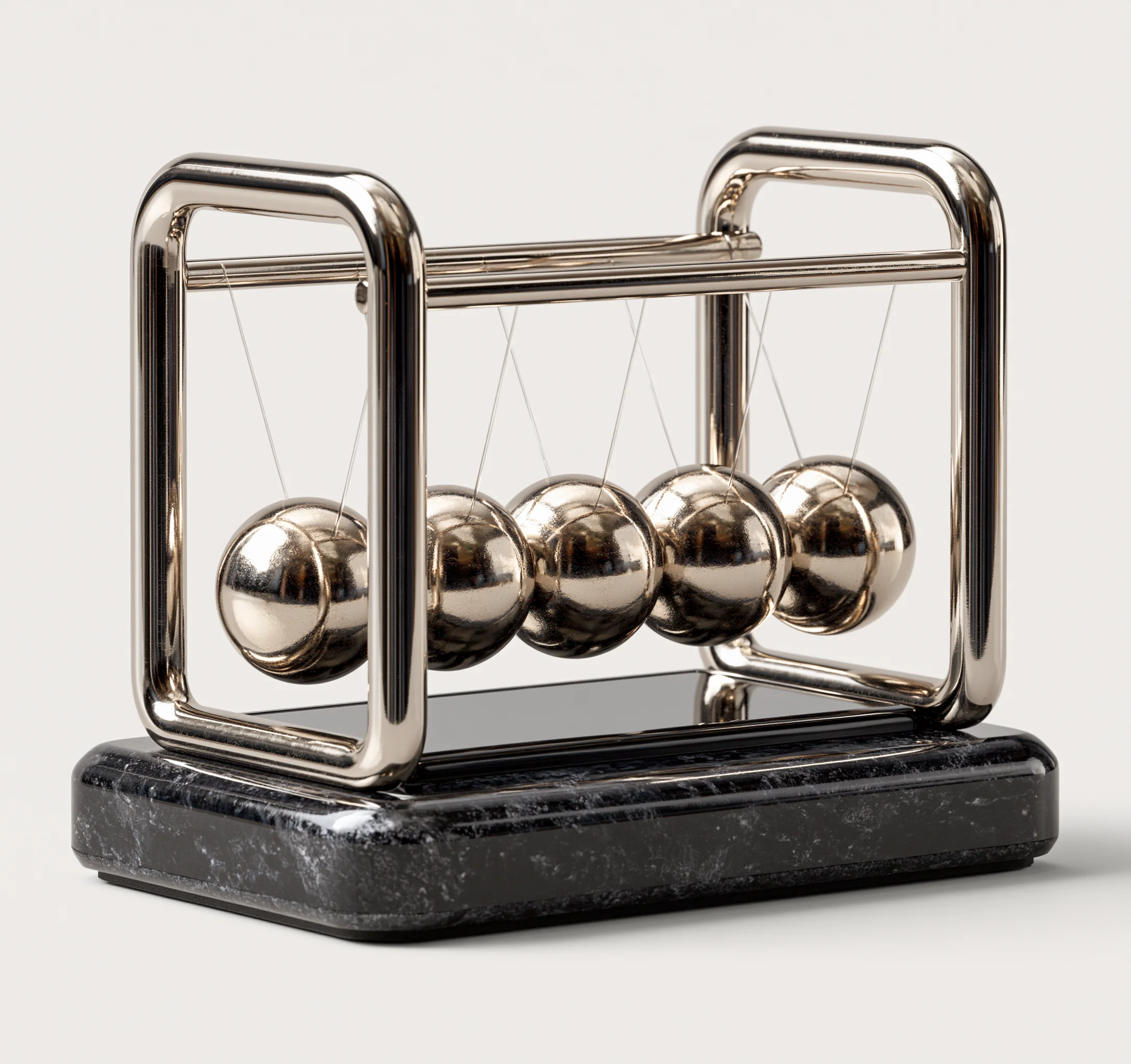 5 hängende Metallkugeln auf Marmorplatte – Newtons Cradle