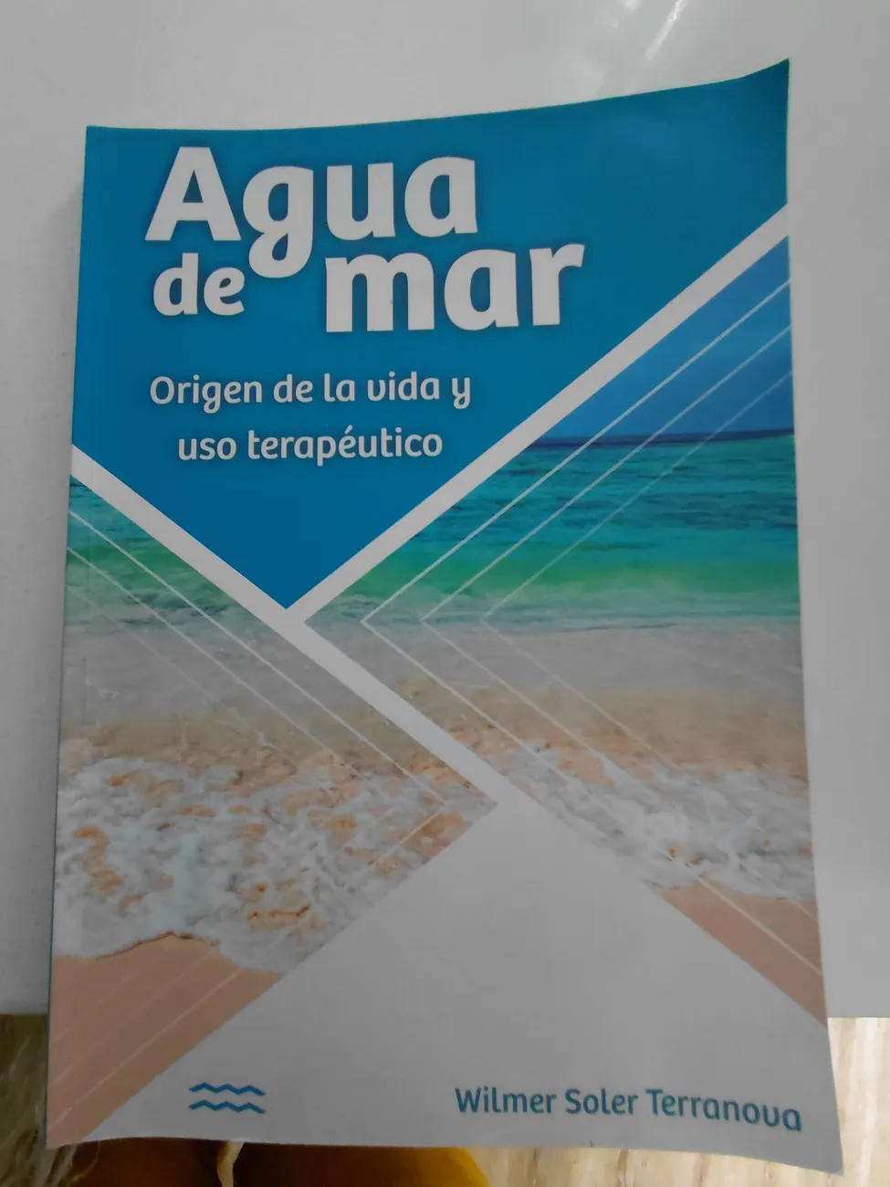 Buchcover „Agua de mar – Origen de la vida y uso terapéutico“ von Wilmer Soler Terranova