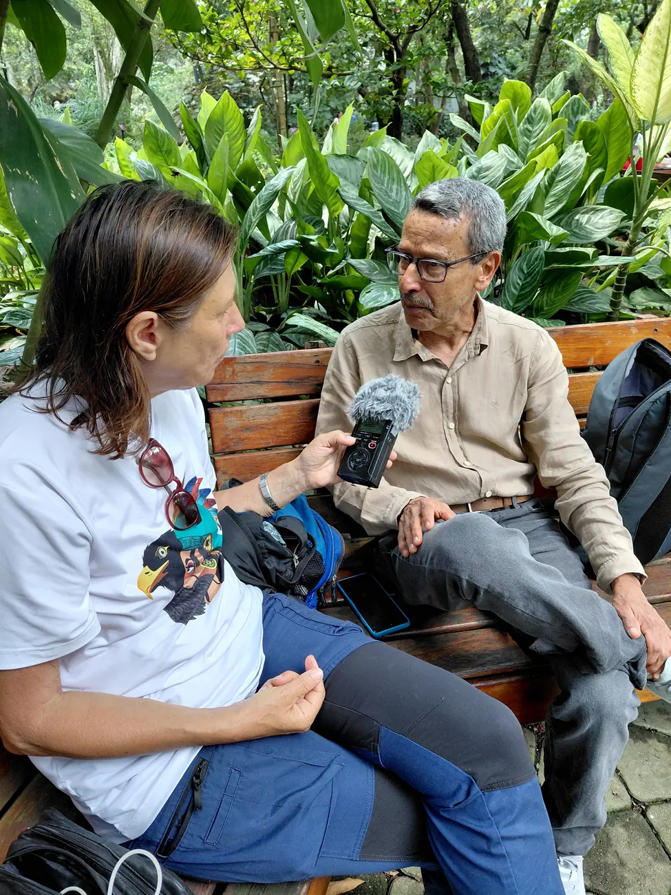 Aufzeichnung eines Interviews mit dem Meerwasserforscher Wilmer Soler auf einer Holzbank im Grünen
